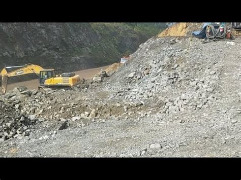 Proses Pembersihan Material Lokasi Blasting Pelebaran Jalan Tambang