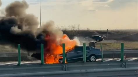 O mașină A LUAT FOC în mers pe Autostrada Soarelui