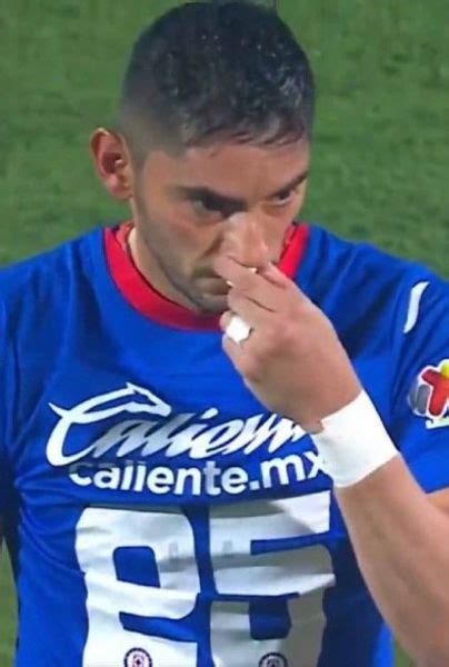 Jesús Corona sufre un duro castigo por empujar a un enviado de la Liga