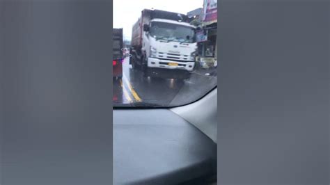 Dump Truck Putih Melaju Gercep Di Sore Hari Shorts Dumptruck Truk