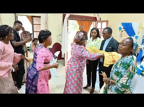 Remise des cadeaux au Père Olivier Nsenda Nkashama nouvel ordonné