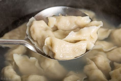 煮冻饺子，是开水下锅还是冷水下锅？记住3点，饺子光滑不破皮水饺