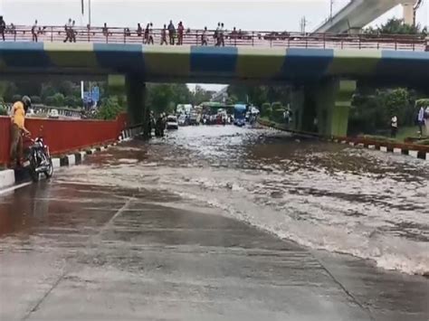 Delhi Commuters Face Traffic Congestion Following Heavy Downpour