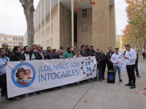 Alrededor De Medio Centenar De Personas Asisten A La Concentraci N