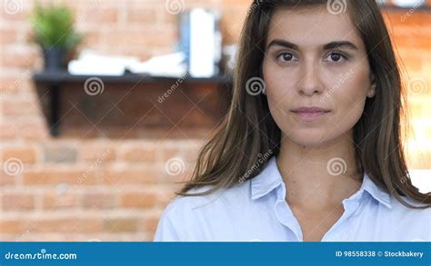 Ragazza Latina Che Guarda In Camera Stando Nel Suo Ufficio Del