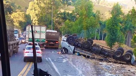 V Deo Carreta De Granito Tomba Na Br E Deixa Crian As Feridas