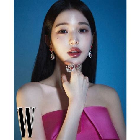 韓国 雑誌 W Korea 2023年 8月号 Blackpinkのリサ表紙 Aタイプチャン・ウォニョン、ハン・ジミン、ハン・ヒョジュ