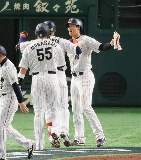 Wbc準々決勝＜日本・イタリア＞3回、3ランを放った岡本和を出迎える大谷（右）（撮影・尾崎 有希） ― スポニチ Sponichi Annex 野球