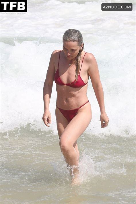 Melissa Cohen Sexy Seen Showing Off Her Hot Bikini Body At The Beach In