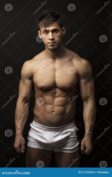 Homem Novo Muscular Sobre O Preto Imagem De Stock Imagem De Atrativo