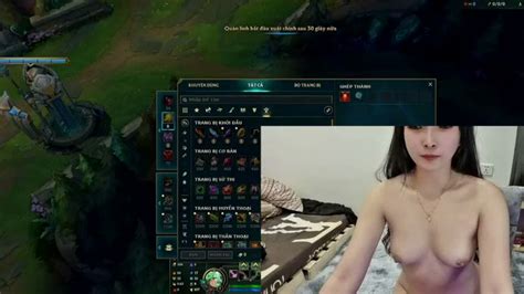 Página Grudada on Twitter Ela tava fazendo live de lol pelada e