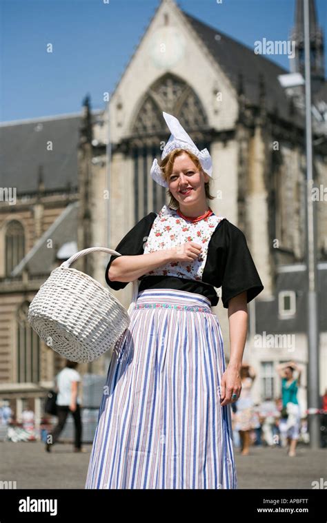 Traje Tradicional Holandés Fotografías E Imágenes De Alta Resolución Alamy