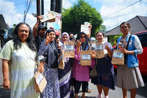 Warga Antusias Menebus Bingkisan Alat Dapur Dari Gerakan Jumat Berkah