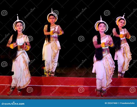 Compañía De La Danza De Odissi Que Se Realiza En La India Imagen