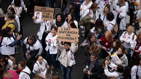 Enfermeras cortan la Diagonal en el cuarto día de huelga indefinida en