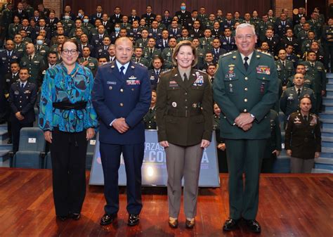 Visita De La Comandante Comando Sur De Los Ee Uu Escuela Superior De