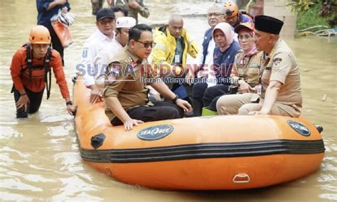 Pj Gubernur Jatim Tinjau Lokasi Banjir Di Bangkalan Janji Bakal