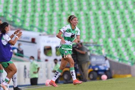 Celebración de gol Lia Romero Santos Laguna vs Querétaro J1 A2022