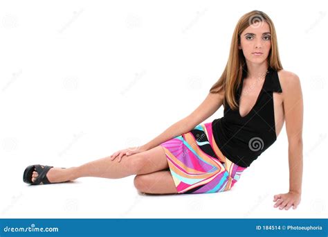 Belle Jeune Femme S asseyant Sur L étage Dans La Robe D été Photo stock