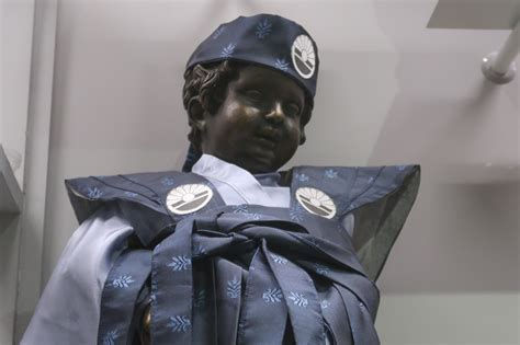 Garderobe Manneken Pis Brussels Flyctory