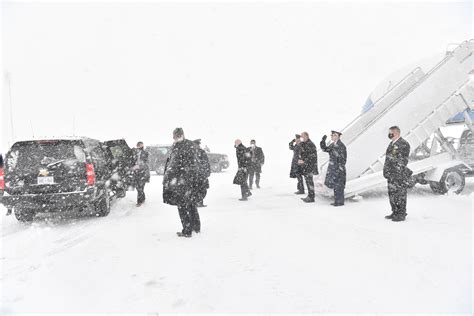 組圖：美國東部遭暴風雪襲擊 數十萬戶斷電 冬季 風暴 大雪 大紀元