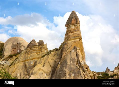 Rocas volcánicas y acantilados de piedra caliza en el valle de