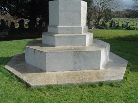 Ww1 And Ww2 Memorial Cross War Memorials Online