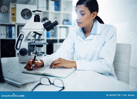 Um Cientista Em Seus Estudos - Ela Estudou Muito, Ela Foi Longe. Foto De Um Jovem Cientista Escrevendo ...