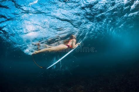 Muchacha De La Persona Que Practica Surf En Bikini Con El Submarino Y