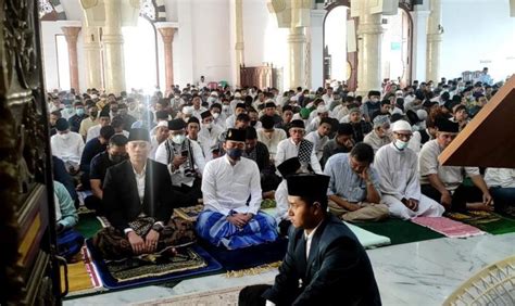 Ahy Dan Ibas Sholat Id Di Masjid Agung Pacitan Pacitanku