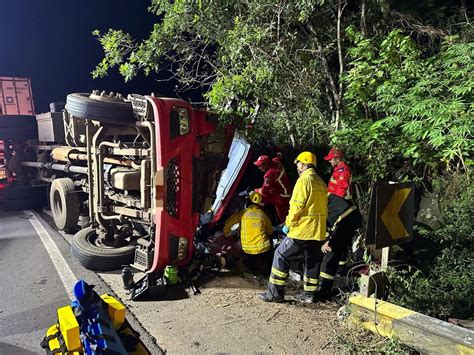 Motorista Fica Preso Nas Ferragens Ap S Tombamento De Carreta Na Br