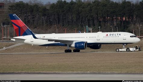 N705TW Delta Air Lines Boeing 757 231 WL Photo By RobertLN ID