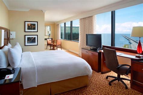 Upscale New Orleans City & Lake View Guestrooms | Marriott Metairie Hotel