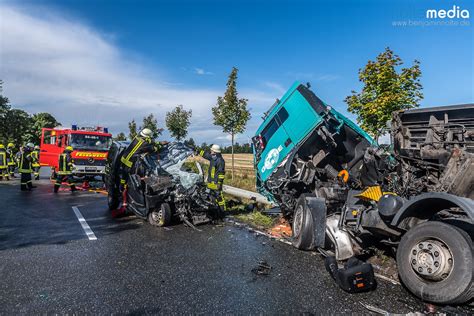 T Dlicher Unfall Auf Der Betonstra E Pkw Prallt Frontal In Lkw Bos