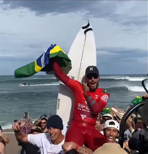 Brasileiro Filipe Toledo Fatura T Tulo Da Etapa Da Wsl Em Bells Beach