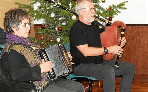 Danse bretonne Accordéon bignou et cornemuse pour un mini fest noz