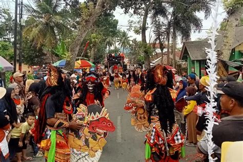 Karnaval Hut Ri Desa Bades Pasirian Lumajang Suguhkan Penampilan