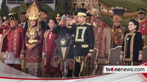 Pakai Baju Adat Kustim Khas Kalimantan Timur Presiden Jokowi Bertindak