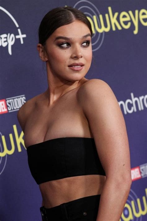 Hailee Steinfeld Hawkeye Premiere Rider8344