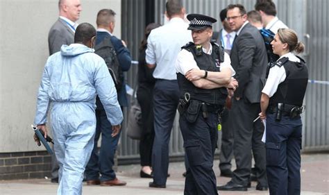 London Crime Young Man Stabbed In Broad Daylight On Busy East London