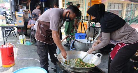 Dapur Lapangan Tni Polri Siapkan Makanan Untuk Masyarakat Terdampak