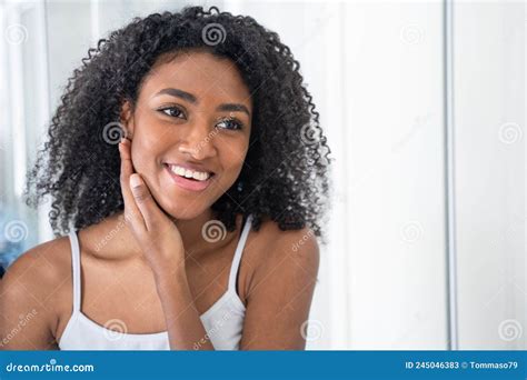 Une Femme Noire Qui S Occupe De Sa Peau Image Stock Image Du Organique Attrayant 245046383