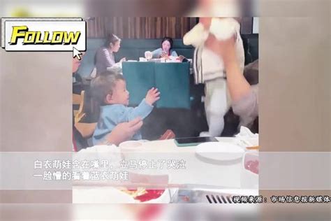 宝宝大哭家长束手无策犯难，不料被男孩一根手指堵嘴止哭：哥懂你