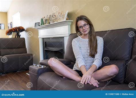 Um Ador Vel Modelo De Lingerie Brunette Possui Em Lingerie Em Ambiente Dom Stico Foto De Stock