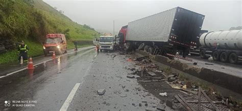 Acidente Carretas Interdita A Via Dutra Em Lavrinhas