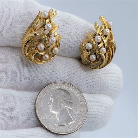 Vintage Signed Lisner Gold Tone Leaf White Faux Pea Gem