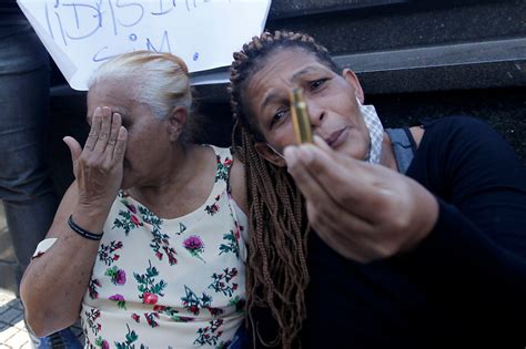 Parentes Protestam No Sepultamento De Mototaxista Morto Na Cidade De