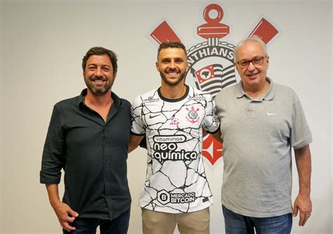 Corinthians Anuncia A Contratação Do Atacante Júnior Moraes