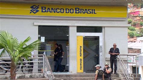 Bandidos explodem bancos disparam tiros e usam reféns como escudos