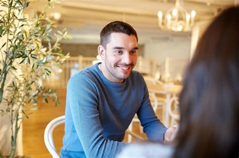 Gente comunicación y concepto de citas pareja feliz hablando en un